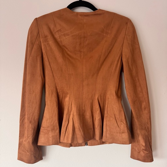 BCBGMAXAZRIA Faux Suede Jacket Cognac Zip Front Peplum Hem NWT Sz 2 - Picture 3 of 7